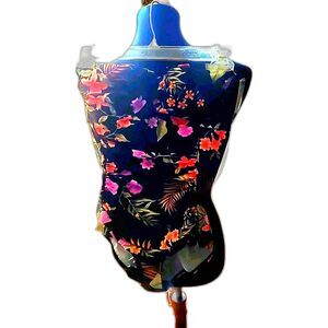 NWT Womens Bathing Suit Shade And Shore.  Strapless with strap attached.